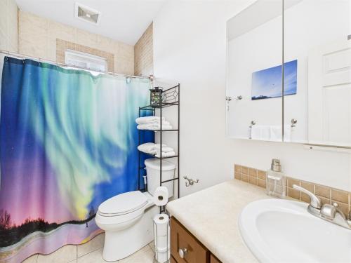 Koupelna v ubytování Harbor View Apartment w water access