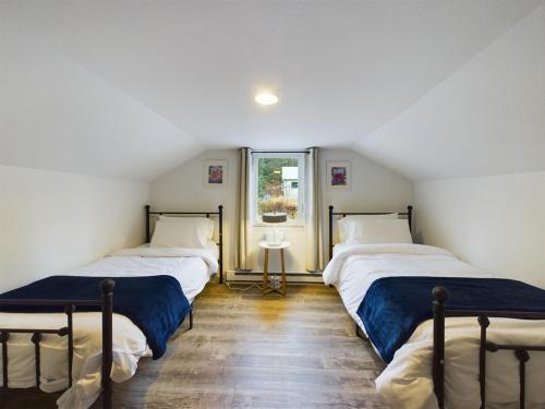 Ένα ή περισσότερα κρεβάτια σε δωμάτιο στο Ocean & Mountain View Home, near Downtown Juneau