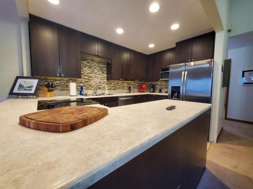 Η κουζίνα ή μικρή κουζίνα στο Ocean & Mountain View Duplex, both sides