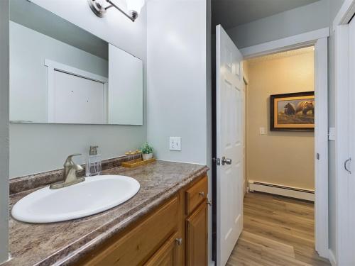 Ένα μπάνιο στο Juneau 3 bedroom home with Ocean & Mountain Views