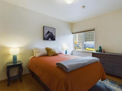 Ένα ή περισσότερα κρεβάτια σε δωμάτιο στο Downtown Juneau Gem 1BR Apt with Stunning Views!