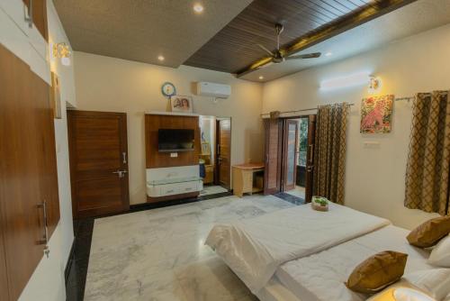 Ένα ή περισσότερα κρεβάτια σε δωμάτιο στο Villa Sinhara 4bhk , Udaipur