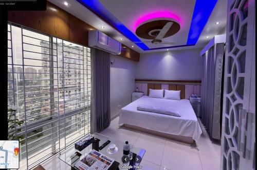 Hotel The Manha LTD Purana Paltan في داكا: غرفة نوم بسرير وسقف ارجواني