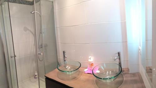 une salle de bain avec deux vasques en verre et une douche dans l'établissement Appartement Nice Centre, à Nice