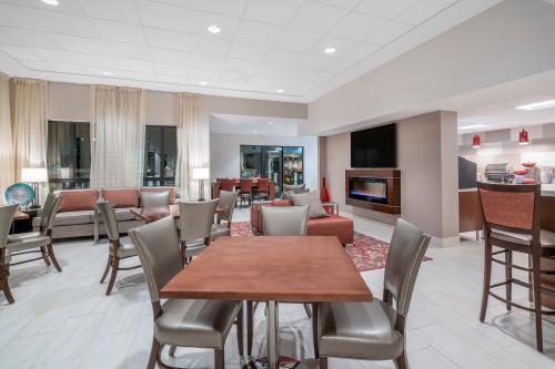 Ramada by Wyndham Minneapolis Golden Valleyにあるテレビまたはエンターテインメントセンター