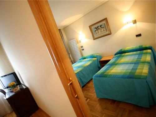 Zimmer mit 2 Betten in einem Hotelzimmer in der Unterkunft El Alfoz de Burgos in Villagonzalo-Pedernales