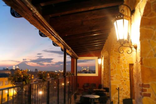 un bâtiment avec une lumière sur le côté d'un balcon dans l'établissement Casona Maria, à Puebla