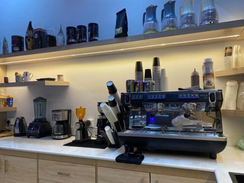 eine Küche mit einer Espressomaschine auf der Theke in der Unterkunft عين دبي للشقق المفروشة-عائلات in Ta'if