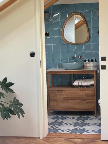 a bathroom with a sink and a mirror at Quinta Revira Volta in Nesperal