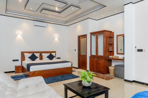 ein Schlafzimmer mit Bett und ein Wohnzimmer in der Unterkunft Arice Eco Villa and Restaurant Unawatuna in Galle