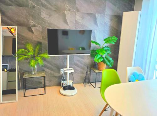 TV a/nebo společenská místnost v ubytování 인스테이