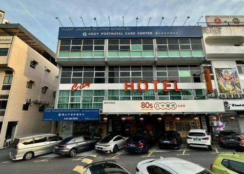 een hotel met auto's geparkeerd op een parkeerplaats bij Swing & Pillows - KL City Kuchai Lama in Kuala Lumpur