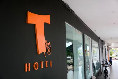 Un cartel de hotel en el lateral de un edificio en T Hotel Kuala Perlis, en Kuala Perlis