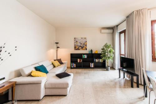 Лаундж или бар в The Best Rent - Three bedrooms apartment in Milan