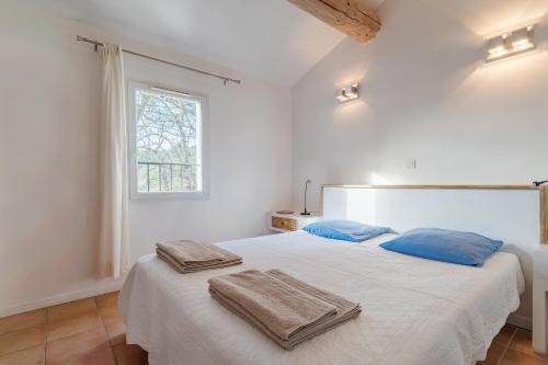 Postel nebo postele na pokoji v ubytování Lou Jas Dé Raféou - Gîte Raphaël