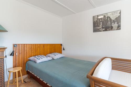 ein Schlafzimmer mit einem Bett mit zwei Kissen darauf in der Unterkunft L'amourié 1er étage pour 5pers in Sainte-Croix-de-Verdon