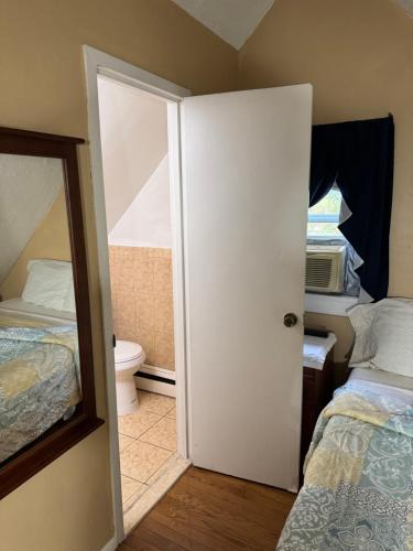 Postel nebo postele na pokoji v ubytování BedRoom with half bathroom