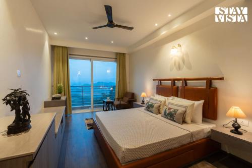 Postel nebo postele na pokoji v ubytování StayVista at The Elmstone with Bonfire, BBQ