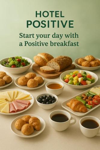 ArnavutköyにあるPositive Hotelのさまざまな種類の食べ物が皿に盛られたテーブル