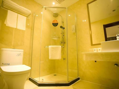een badkamer met een glazen douche met toilet bij GreenTree Inn Fuzhou Dongxiang Longshan Express Hotel in Dongxiang