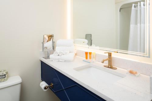 a bathroom with a sink and a mirror at Hotel 1620 Plymouth Harbor in Plymouth