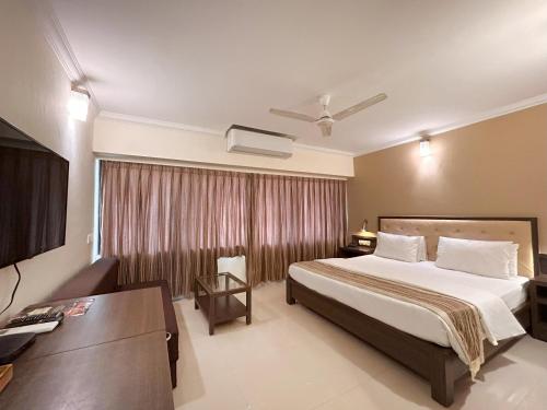Postel nebo postele na pokoji v ubytování Hotel Aroma Executive Panaji -Stay in the Heart of the City