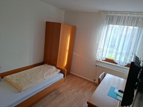 Ένα ή περισσότερα κρεβάτια σε δωμάτιο στο Gästezimmer Hagenschieß Restaurant