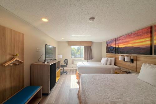Postel nebo postele na pokoji v ubytování Days Inn by Wyndham Torrington