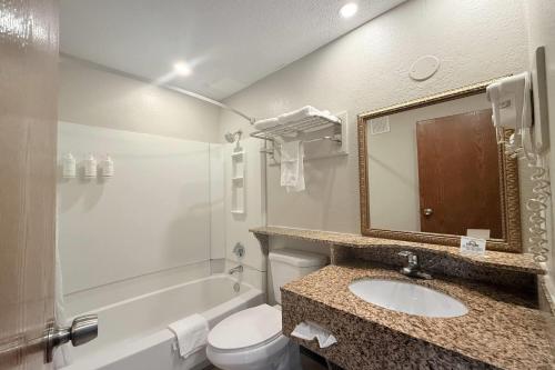 Koupelna v ubytování Days Inn by Wyndham Torrington