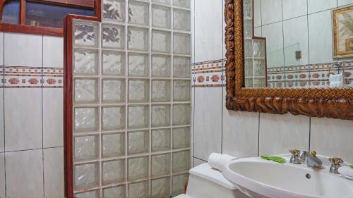 une salle de bains avec un lavabo et un miroir dans l'établissement Host Company Jaco Luxury, à Jacó