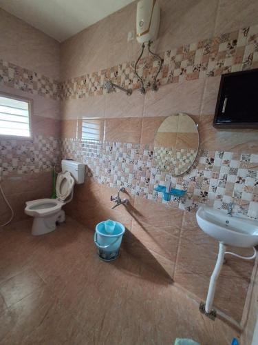 Ένα μπάνιο στο Sri Murugan Homestay Living