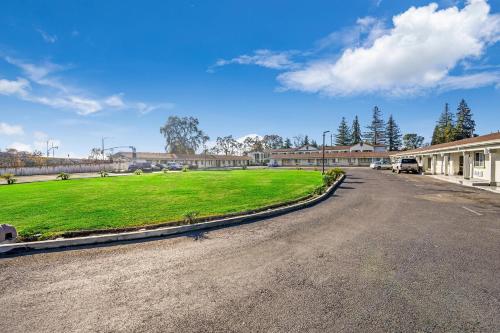 an empty road in front of a building at Rodeway Inn Stockton Highway 99 in Stockton