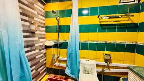 Ένα μπάνιο στο Trans World Hotel