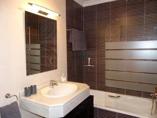 ein Badezimmer mit Waschbecken, Spiegel und Badewanne in der Unterkunft La Torrecilla in Castillo Bajo