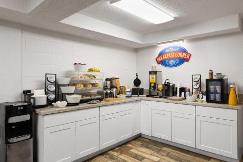 una cucina con mobili bianchi e un piano di lavoro di Baymont by Wyndham Susanville a Susanville