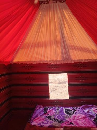 מיטה או מיטות בחדר ב-Ayed Wadi Rum camp