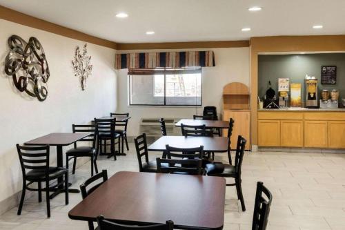 a dining room with tables and chairs in a restaurant at Quality Inn in Canada Village