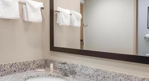 Ένα μπάνιο στο Days Inn Springfield South