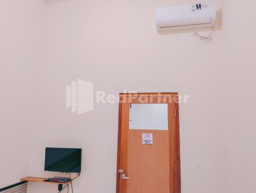 Un televizor și/sau centru de divertisment la Siliwangi Guest House Syariah Tasikmalaya RedPartner