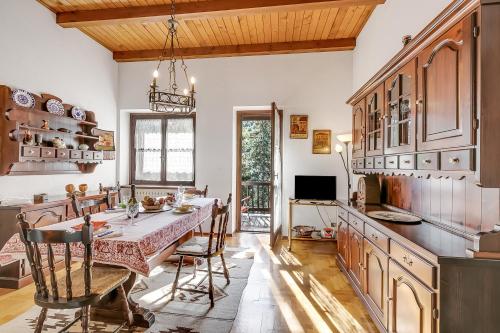 une cuisine avec une table et des chaises dans une pièce dans l'établissement Appartamento Apapa House - Happy Rentals, à Césane