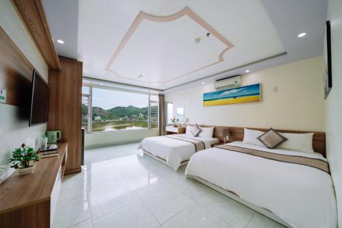 Ένα ή περισσότερα κρεβάτια σε δωμάτιο στο Seoul Hotel Cat Ba