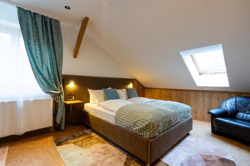 加尔米施-帕滕基兴Höllental heritage House - BergPANORAMA - 5的一间卧室，里面有一张床、一把椅子和一扇窗户