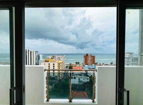 科伦坡Seaview Apartment with 3 BR at Colombo 6的公寓的阳台享有海景。