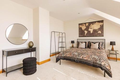 LambegにあるTobela House, Sleeps 10, Ultra Luxuryのベッドルーム1室(ベッド1台、鏡、デスク付)