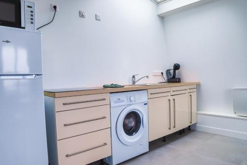 Kuchyň nebo kuchyňský kout v ubytování Le Clery Aeroport Disney transfert