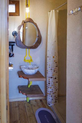 un baño con lavabo y espejo en Tun Arevin, en Vaykʼ