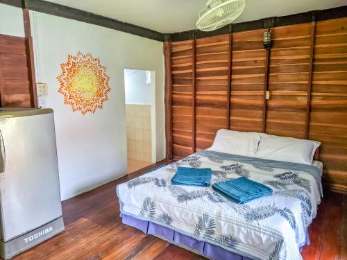 Ban Laem SaiにあるAffordable shackのベッドとタオル2枚のある寝室