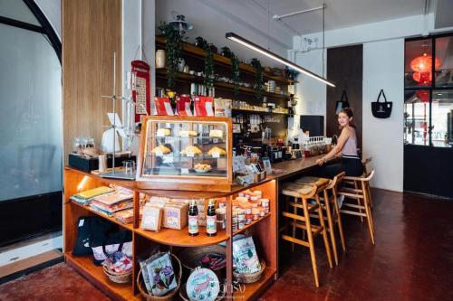 Ban Laem MuangにあるSirichai Design Hotelのレストランのバーに座る女