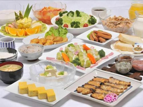 een tafel met veel verschillende soorten voedsel erop bij The Hamilton Sapporo Hotel in Ōdōri