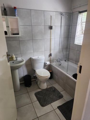 een badkamer met toilet, bad en wastafel bij Westbrook in Newcastle